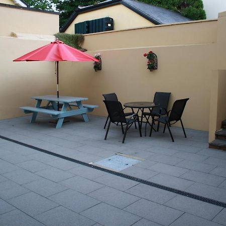 Luxury Townhouse -Free Private Parking- 2 Bedrooms Both En-Suite -Sleeps 5 - Fully Equipped Kitchen, Dining Room- Living Room With Tv Dvd Outside Courtyard With Seating - Fast Wi-Fi- 2-Minute Walk To Town Centre 基拉尼 外观 照片
