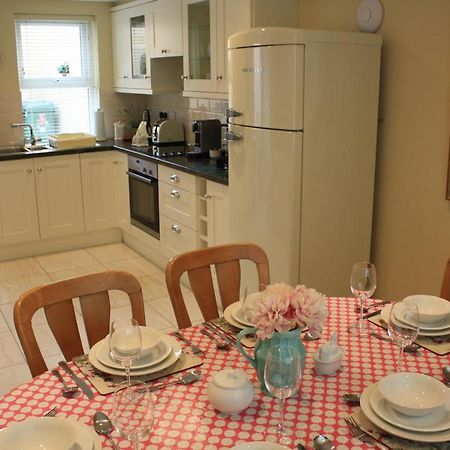 Luxury Townhouse -Free Private Parking- 2 Bedrooms Both En-Suite -Sleeps 5 - Fully Equipped Kitchen, Dining Room- Living Room With Tv Dvd Outside Courtyard With Seating - Fast Wi-Fi- 2-Minute Walk To Town Centre 基拉尼 外观 照片