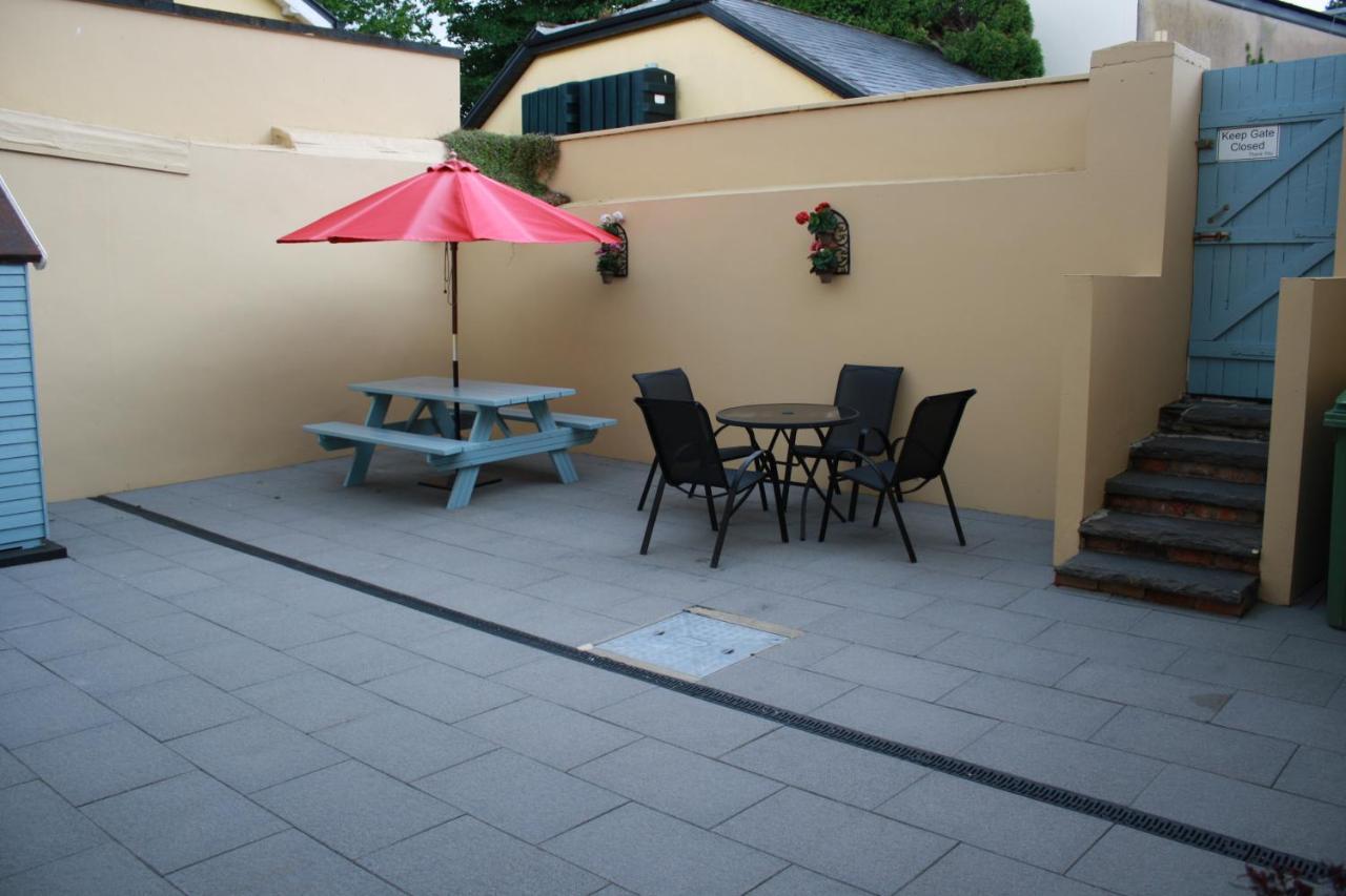 Luxury Townhouse -Free Private Parking- 2 Bedrooms Both En-Suite -Sleeps 5 - Fully Equipped Kitchen, Dining Room- Living Room With Tv Dvd Outside Courtyard With Seating - Fast Wi-Fi- 2-Minute Walk To Town Centre 基拉尼 外观 照片