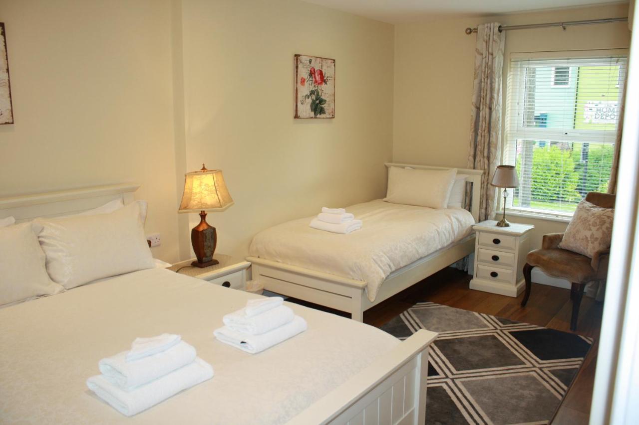 Luxury Townhouse -Free Private Parking- 2 Bedrooms Both En-Suite -Sleeps 5 - Fully Equipped Kitchen, Dining Room- Living Room With Tv Dvd Outside Courtyard With Seating - Fast Wi-Fi- 2-Minute Walk To Town Centre 基拉尼 外观 照片