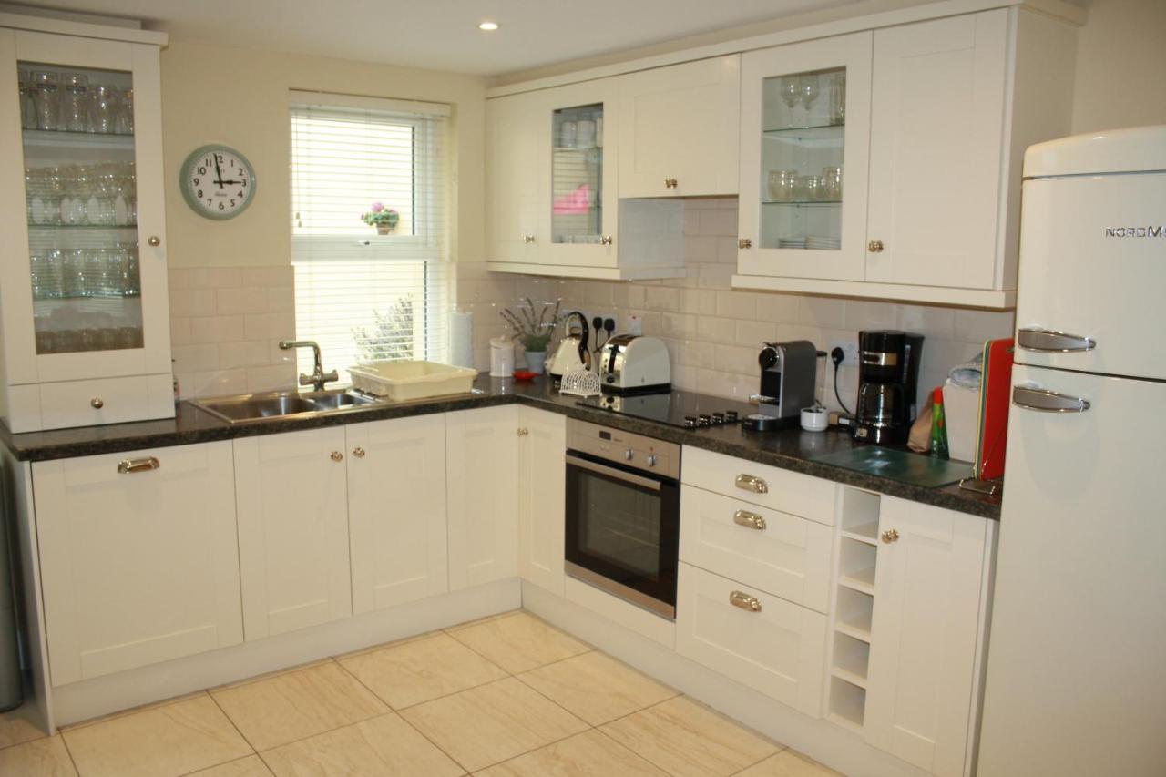 Luxury Townhouse -Free Private Parking- 2 Bedrooms Both En-Suite -Sleeps 5 - Fully Equipped Kitchen, Dining Room- Living Room With Tv Dvd Outside Courtyard With Seating - Fast Wi-Fi- 2-Minute Walk To Town Centre 基拉尼 外观 照片