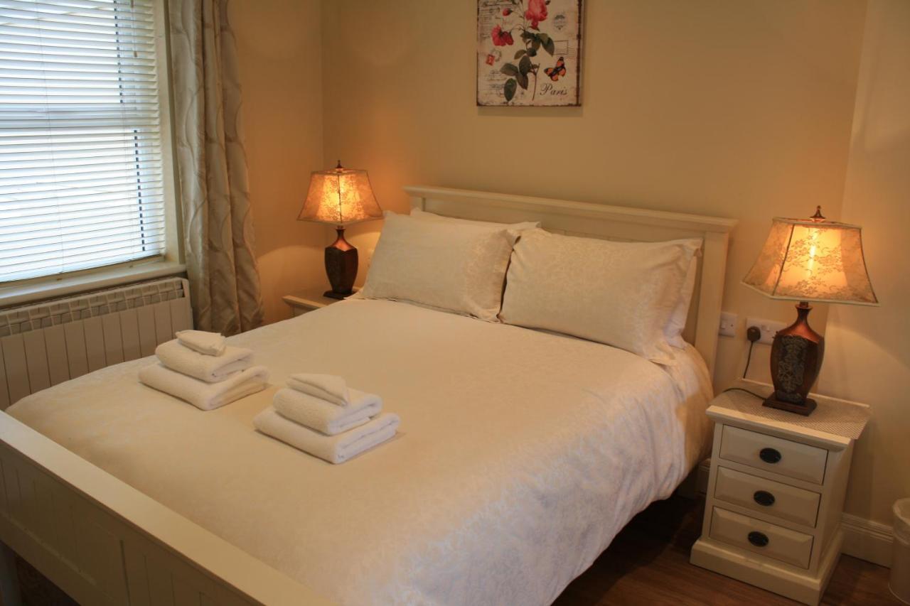 Luxury Townhouse -Free Private Parking- 2 Bedrooms Both En-Suite -Sleeps 5 - Fully Equipped Kitchen, Dining Room- Living Room With Tv Dvd Outside Courtyard With Seating - Fast Wi-Fi- 2-Minute Walk To Town Centre 基拉尼 外观 照片