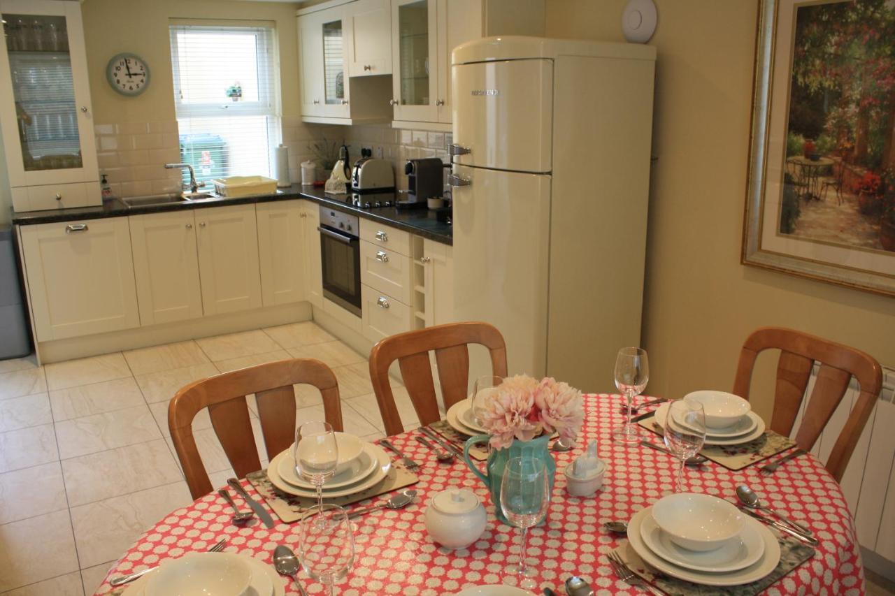 Luxury Townhouse -Free Private Parking- 2 Bedrooms Both En-Suite -Sleeps 5 - Fully Equipped Kitchen, Dining Room- Living Room With Tv Dvd Outside Courtyard With Seating - Fast Wi-Fi- 2-Minute Walk To Town Centre 基拉尼 外观 照片