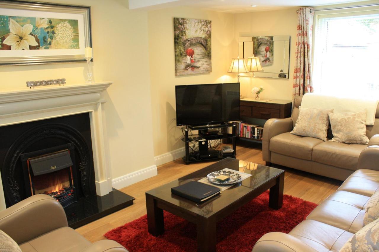Luxury Townhouse -Free Private Parking- 2 Bedrooms Both En-Suite -Sleeps 5 - Fully Equipped Kitchen, Dining Room- Living Room With Tv Dvd Outside Courtyard With Seating - Fast Wi-Fi- 2-Minute Walk To Town Centre 基拉尼 外观 照片