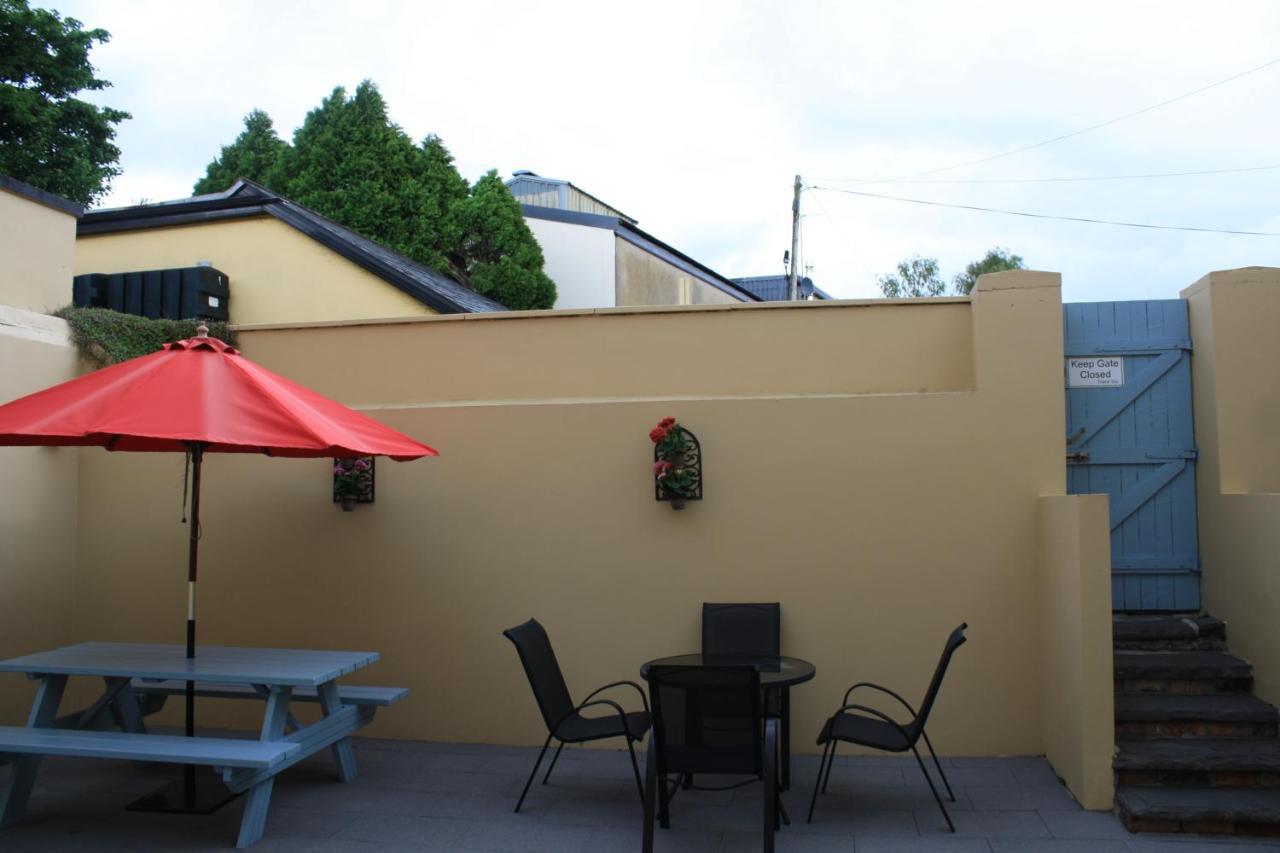 Luxury Townhouse -Free Private Parking- 2 Bedrooms Both En-Suite -Sleeps 5 - Fully Equipped Kitchen, Dining Room- Living Room With Tv Dvd Outside Courtyard With Seating - Fast Wi-Fi- 2-Minute Walk To Town Centre 基拉尼 外观 照片