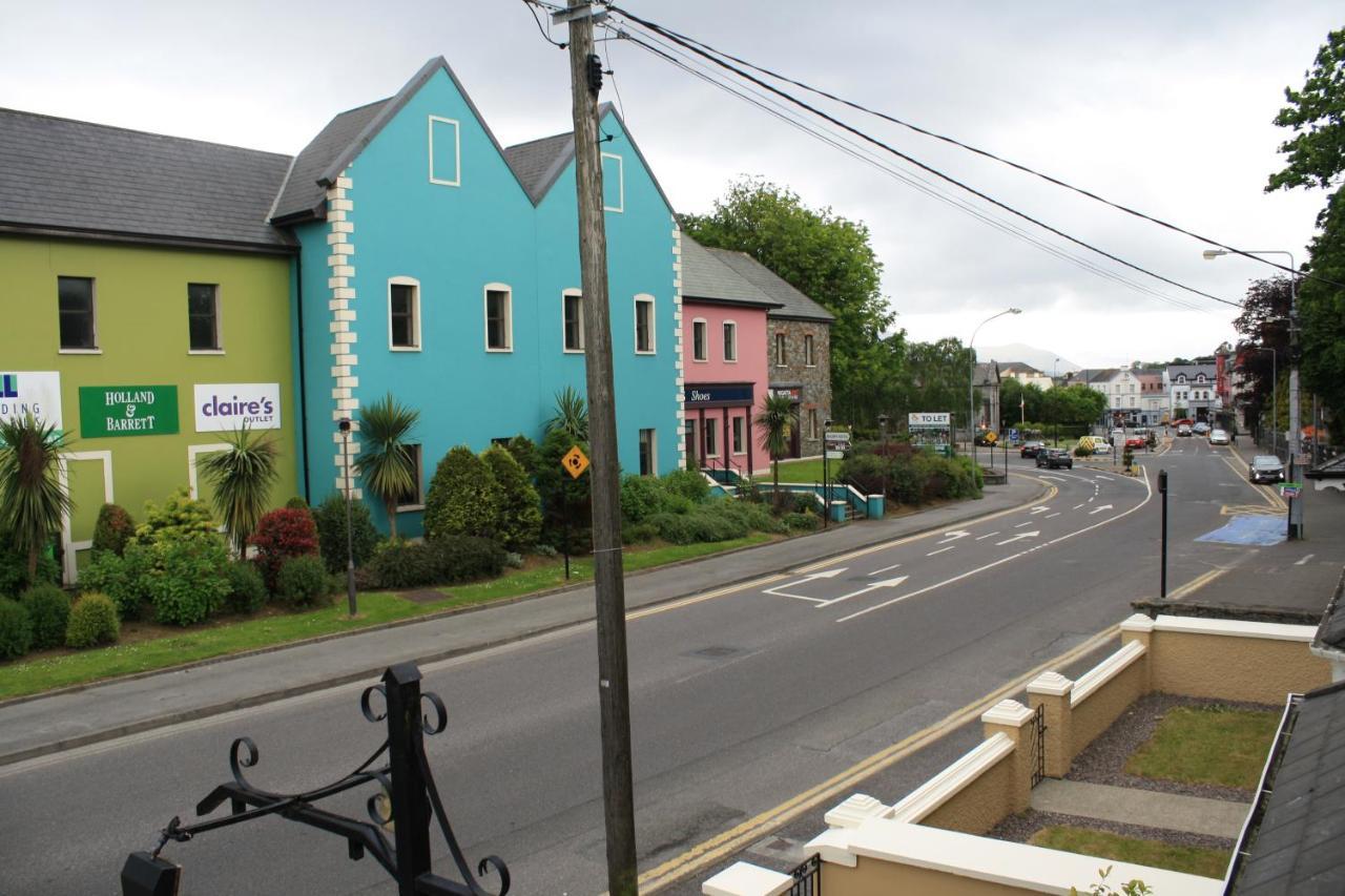 Luxury Townhouse -Free Private Parking- 2 Bedrooms Both En-Suite -Sleeps 5 - Fully Equipped Kitchen, Dining Room- Living Room With Tv Dvd Outside Courtyard With Seating - Fast Wi-Fi- 2-Minute Walk To Town Centre 基拉尼 外观 照片