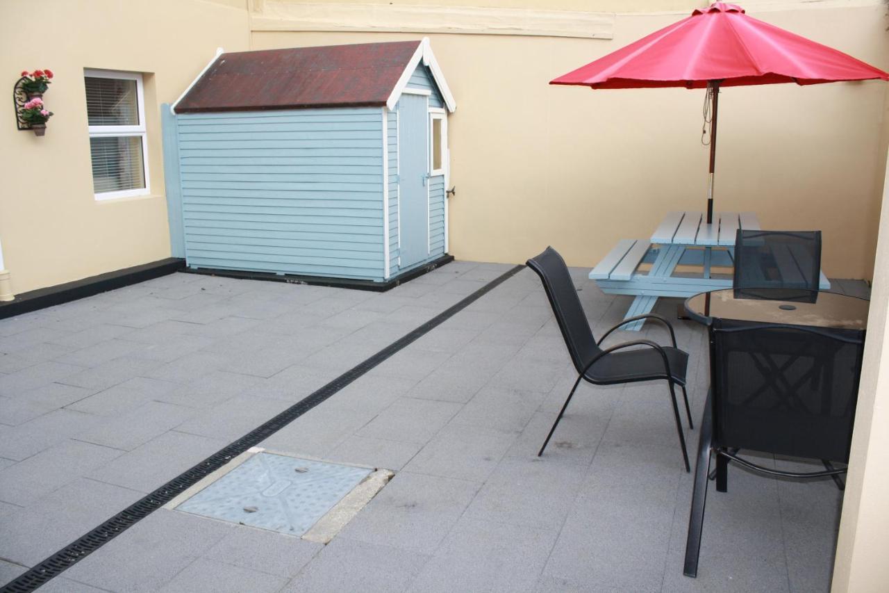 Luxury Townhouse -Free Private Parking- 2 Bedrooms Both En-Suite -Sleeps 5 - Fully Equipped Kitchen, Dining Room- Living Room With Tv Dvd Outside Courtyard With Seating - Fast Wi-Fi- 2-Minute Walk To Town Centre 基拉尼 外观 照片