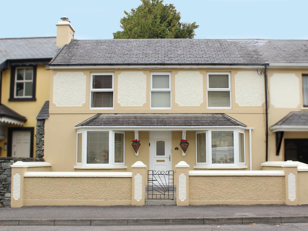 Luxury Townhouse -Free Private Parking- 2 Bedrooms Both En-Suite -Sleeps 5 - Fully Equipped Kitchen, Dining Room- Living Room With Tv Dvd Outside Courtyard With Seating - Fast Wi-Fi- 2-Minute Walk To Town Centre 基拉尼 外观 照片